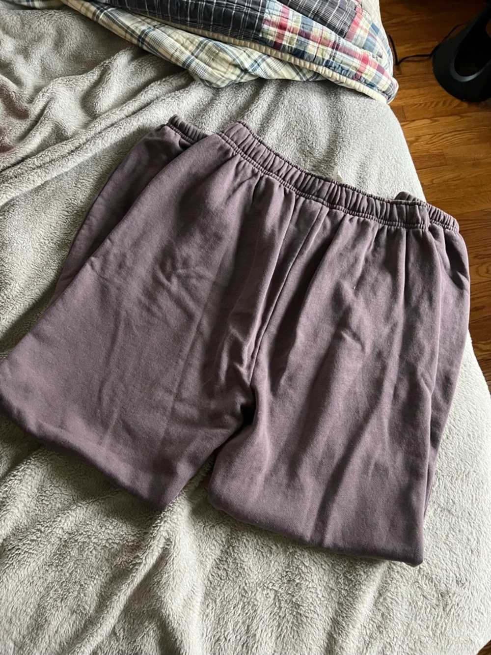 Alo Yoga Women’s Accolade Sweatpants Smokey Quartz Purple Medium